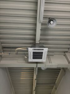 新規工場4方向パッケージエアコン取付工事